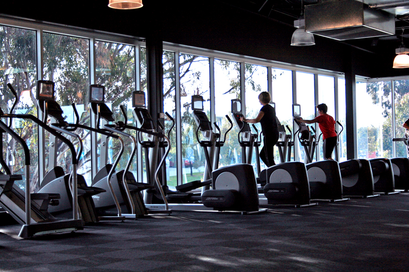 Man kan träna crosstrainer på gym